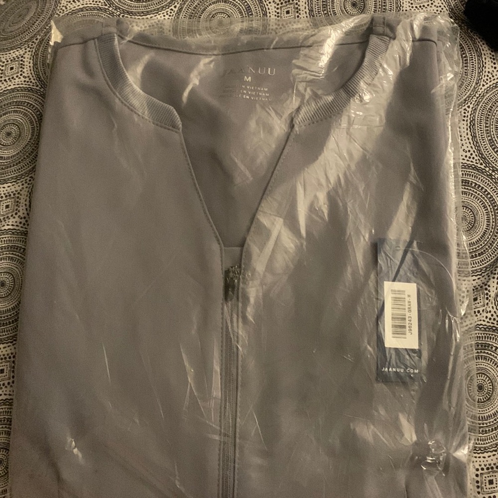Jaanuu zip up scrub top